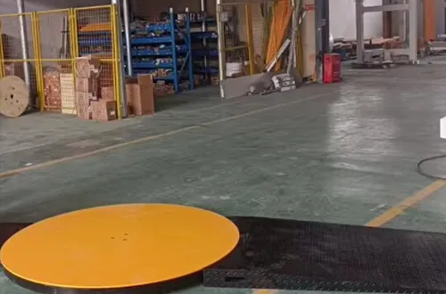 Pallet wrapping machine with top press plate
