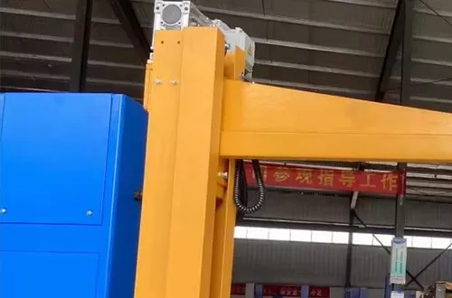 Pallet wrapping machine with top press plate