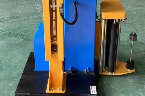 Pallet wrapping machine with top press plate